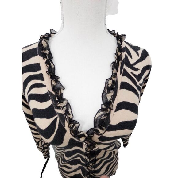 WR zebra print sweater ruffled detail with silver button - Picture 7 of 13